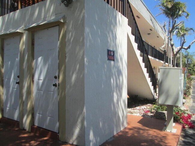 Building Photo - 405 N Cypress Dr