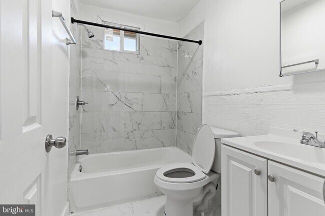 Building Photo - 3906 N Delhi St