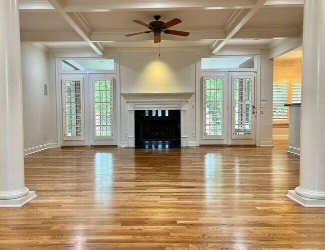 Building Photo - 5 Bed, 3.5 Bath w/ 3 Car Garage Less than 1 Mile from Downtown Franklin