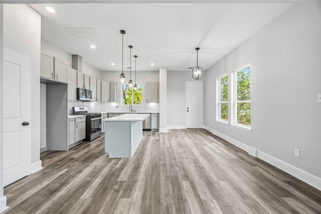 Building Photo - 2207 Des Chaumes St