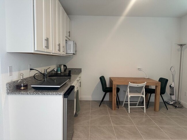 Building Photo - 467 SW Jeanne Ave