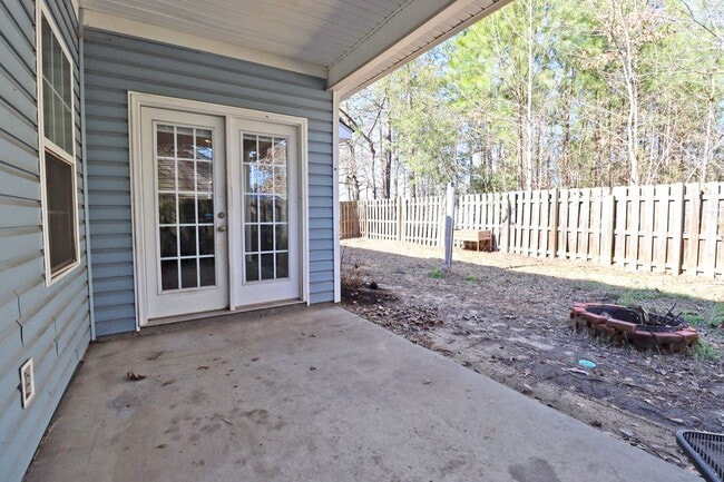 Building Photo - Fabulous 3 Bedroom home in highly desired community with a lake, pool, and clubhouse! Available M...