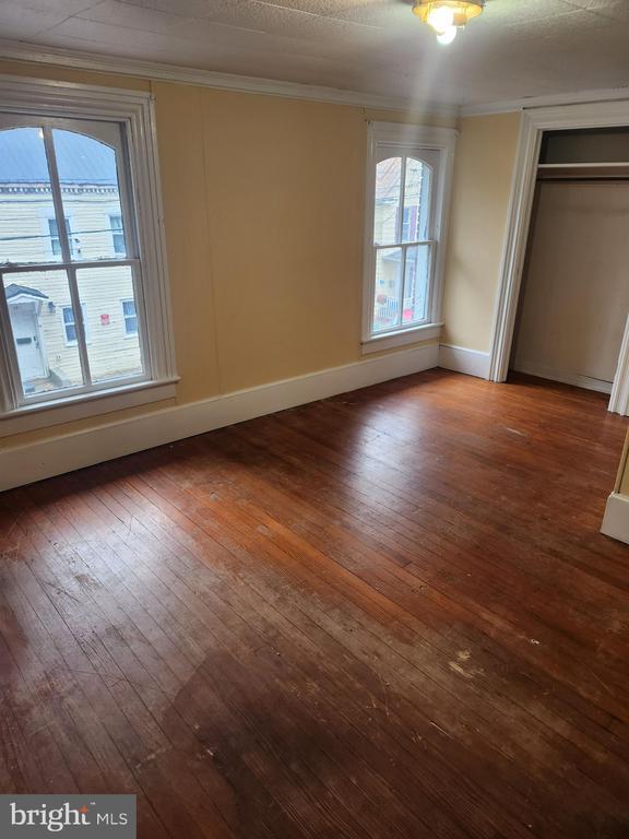 Building Photo - 322 S Maple Ave