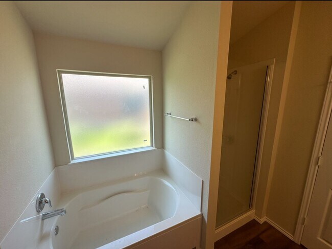 Building Photo - AVAILABLE NOW !