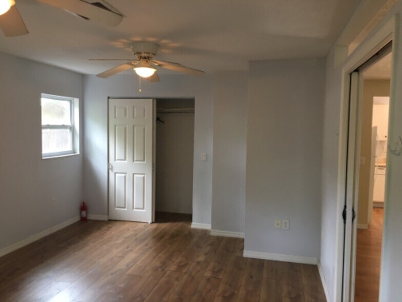 Building Photo - 15177 Oak Ln