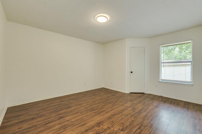 Building Photo - 16041 Stoneham Cir