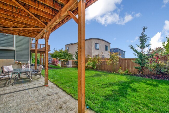 Building Photo - Beautiful 5-Bedroom Home with Mt. Rainier ...