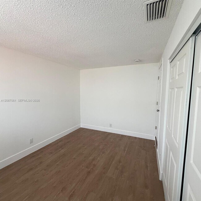Building Photo - 3932 NW 39th Ave