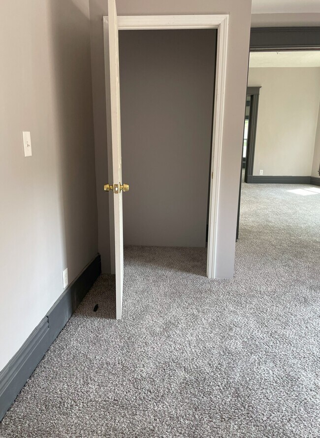 Building Photo - 407 E Center St