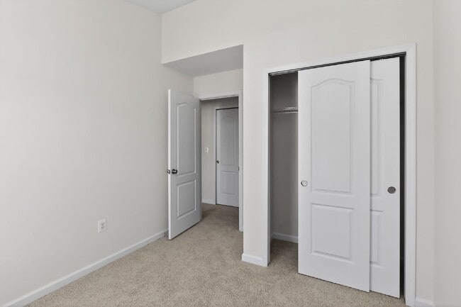 Building Photo - Welcome to a gorgeous end unit townhouse, located in the Heather Hills community.
