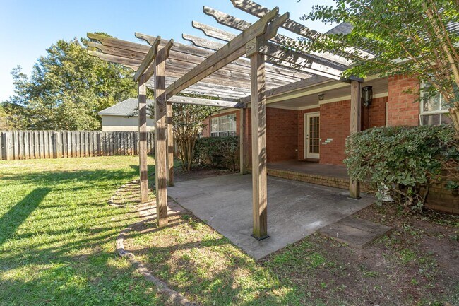 Building Photo - Beautiful 4 Bedroom, 2 Bath home with Large Yard