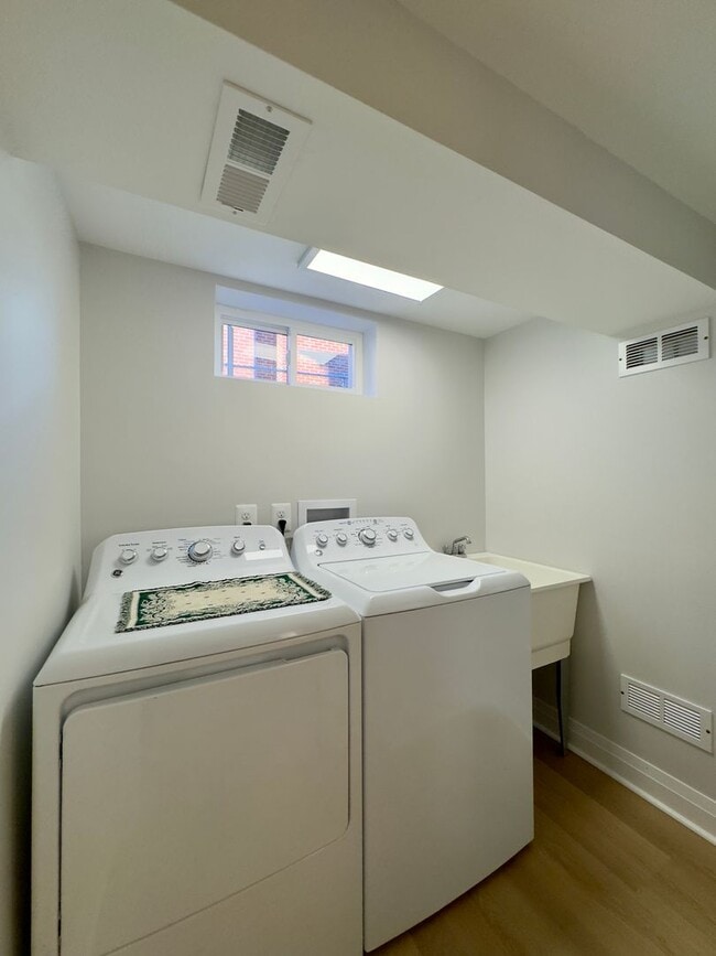 Building Photo - Renovated 3 Bed / 1.5 Bath in Essex | Parking Pad | Available 1/19/2026