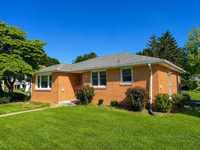 Building Photo - Charming 2 Bedroom Home in Prime Lititz Location - Attached Garage & Large Unfinished Basement