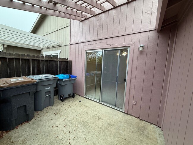 Building Photo - 615 Oriole Ave