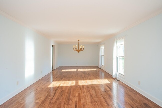 Building Photo - 2425 Mansker Dr