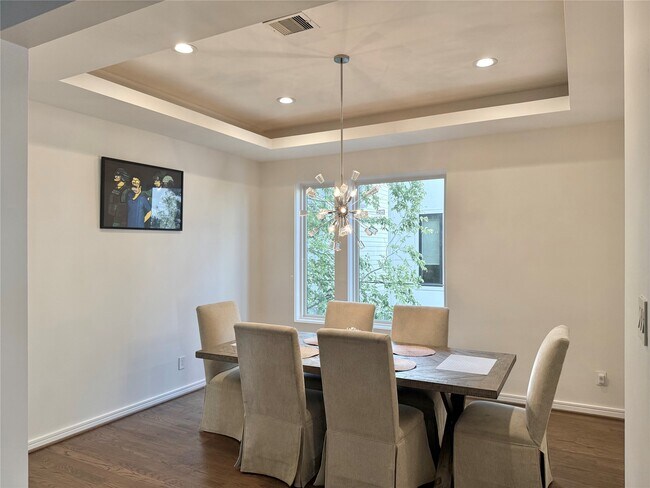 Building Photo - 707 W Clay St