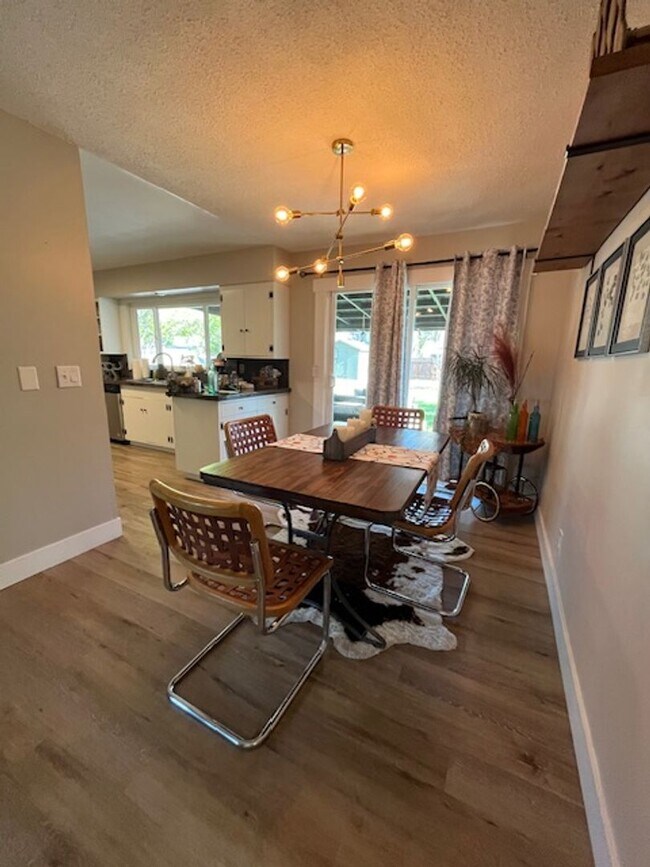 Building Photo - ? **Charming Single-Level Home Just Minute...
