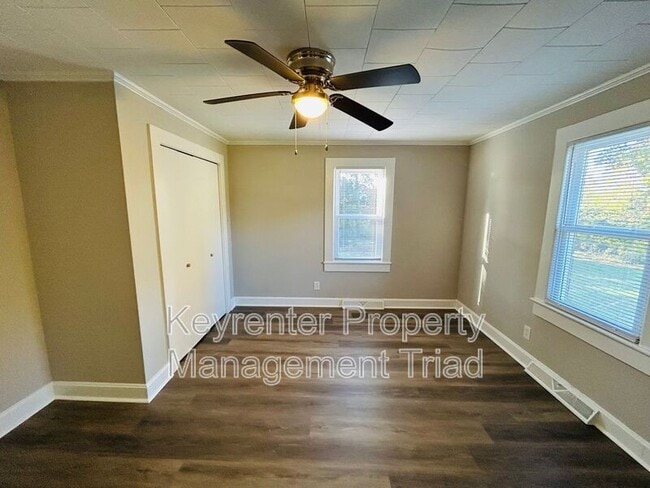 Building Photo - 5087 Meadowbrook Dr