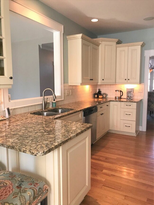 Building Photo - CROWN POINTE