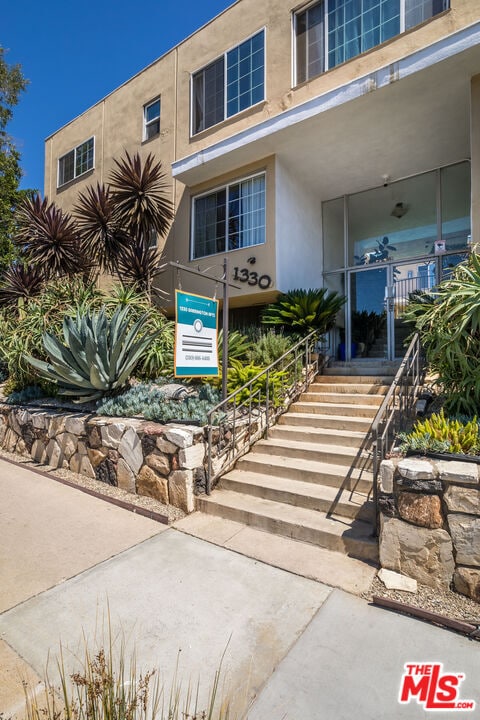 Building Photo - 1330 S Barrington Ave