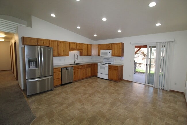 Building Photo - 6021 N Addison St
