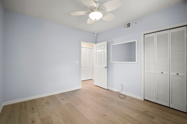 Building Photo - Stunning 2 beds 2 baths condo with lake vi...