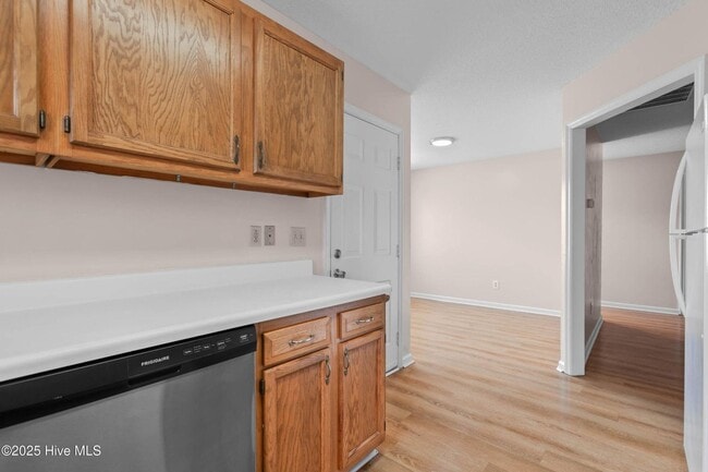 Building Photo - An adorable home! City Convenience!