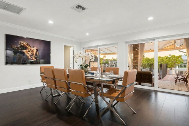 Building Photo - 5841 Bayview Dr