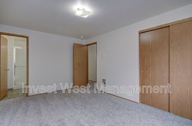 Building Photo - 14411 SE 7th St