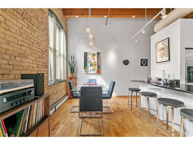 Building Photo - 400 N 1st St