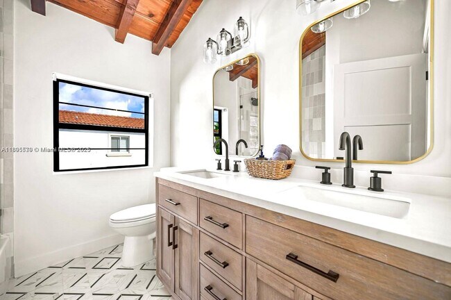 Building Photo - 991 NE 82nd St