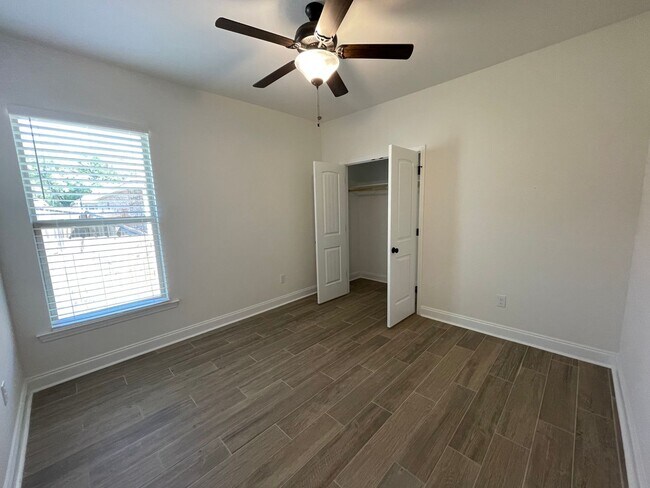 Building Photo - 3 Bedroom, 2 bathroom in Twin Beech Estate...