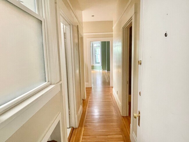 Building Photo - Charming Lower Nob Hill 1BR/1BA! Laundry! ...