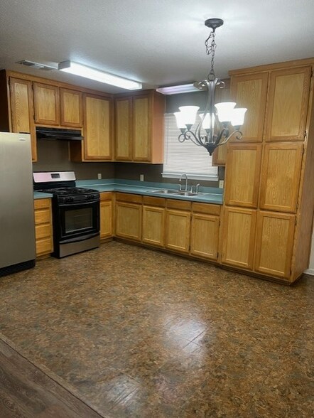 Building Photo - 622 Luxton St