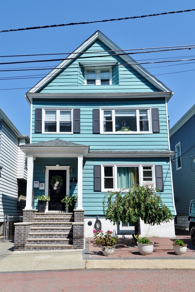 Building Photo - 187 W 48th St