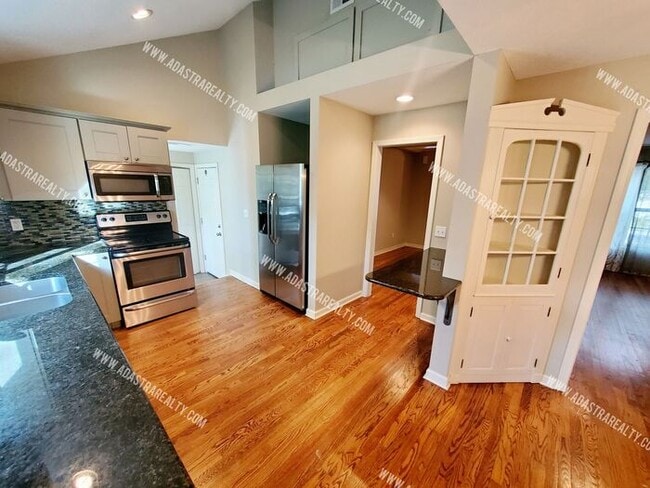 Building Photo - Beautiful Home in Mission, KS-Available NOW!!!