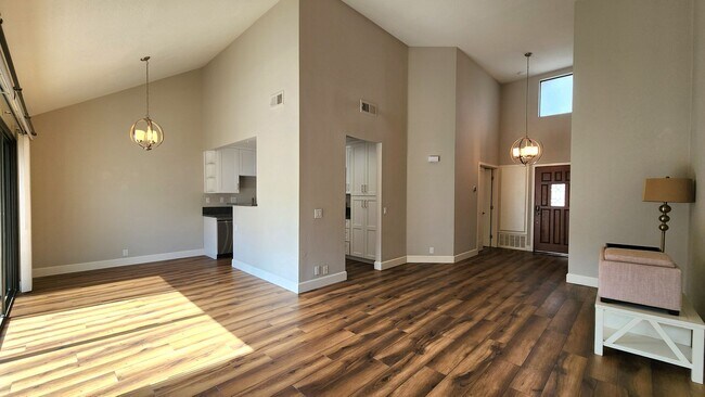 Building Photo - 1 Bedroom Condo West of I-5 in Del Mar