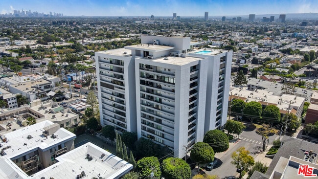 Building Photo - 1100 Alta Loma Rd