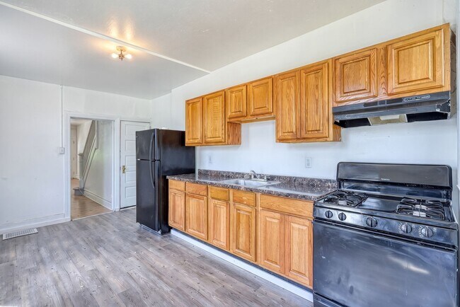 Building Photo - Newly Renovated 3 Bedroom, 1 Bathroom Townhouse