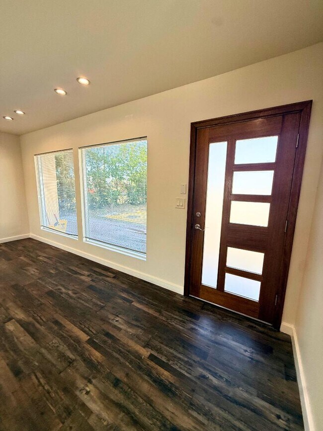 Building Photo - 13851 Santa Ana Ave