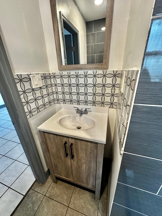 Building Photo - 1418 SW 27th St