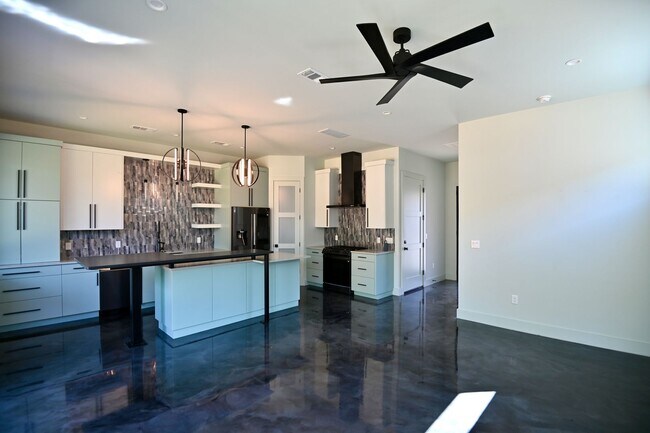 Building Photo - South Austin Oasis