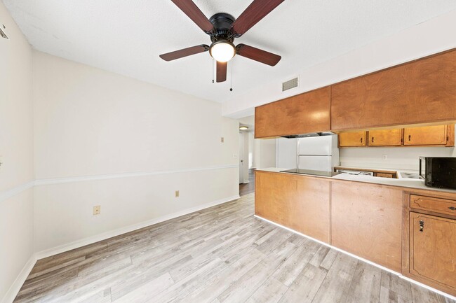 Building Photo - 236 Parkwood Cir