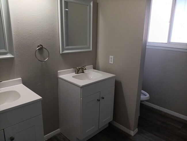 Building Photo - Charming 4-bedroom, 2-bathroom! Showings available NOW!