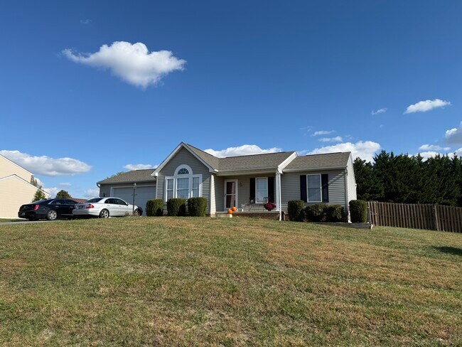 Gorgeous rancher, large fenced in yard, amazing spacious and modern finished basement, huge garage - 11810 White Pine Dr