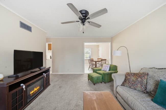 Building Photo - 702 E Karma Ave