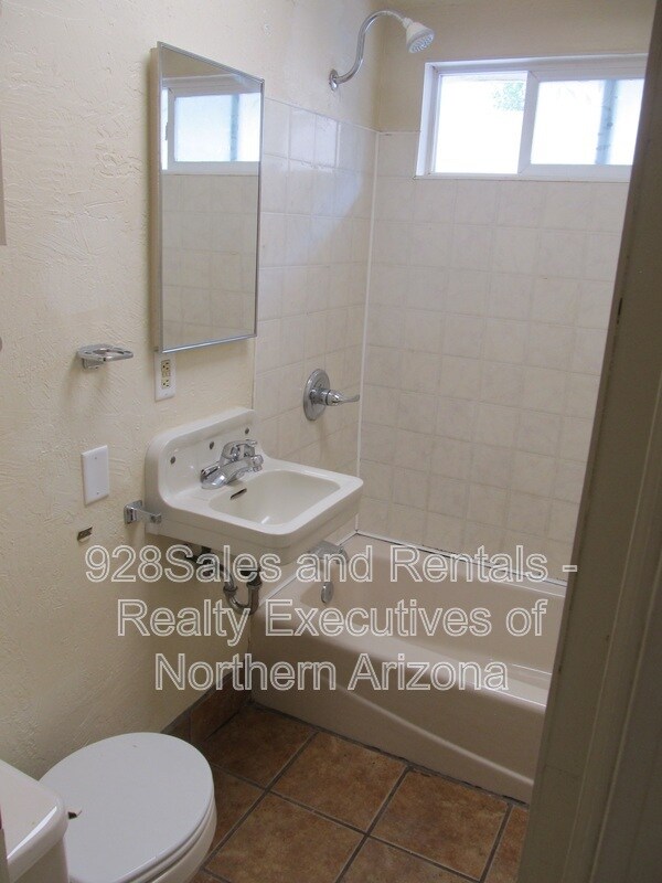 Building Photo - 535 S Ernest St