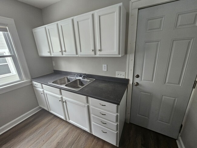 Building Photo - 931 Helmsdale Rd