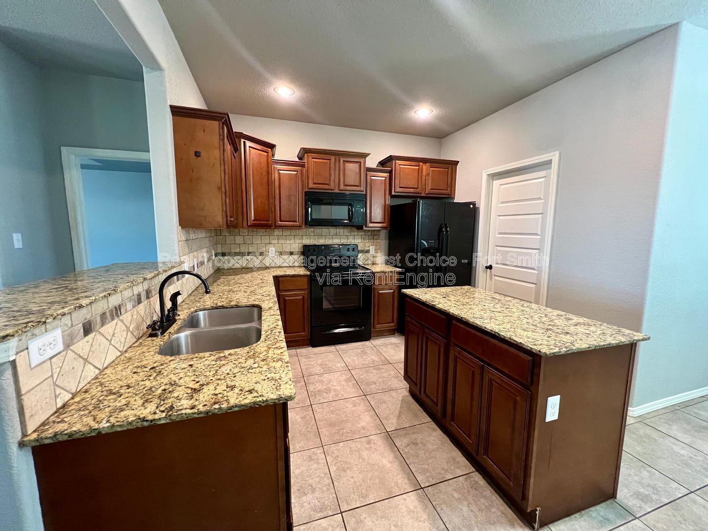 Building Photo - 423 Ridge Point Dr