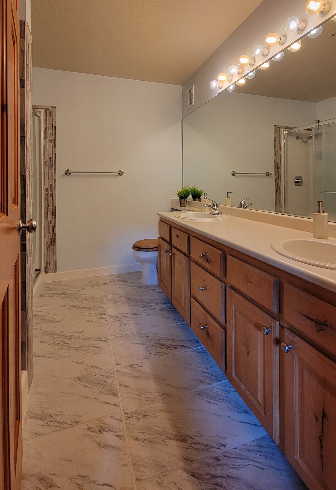 Master bathroom - twin vanities - 1600 Pinebrook Blvd